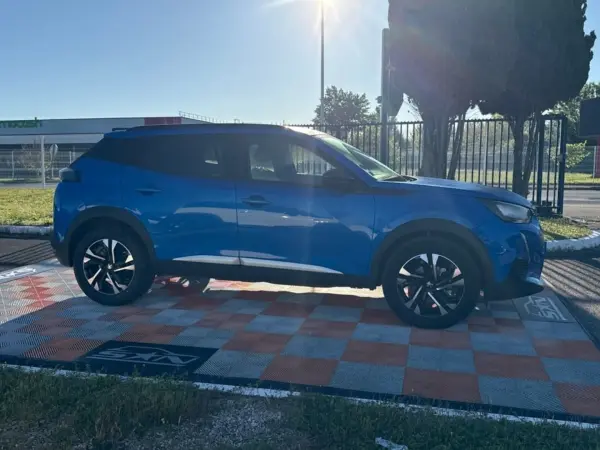 Peugeot 2008 PureTech 130 EAT8 ALLURE PACK GPS 10" Drive Assist - Photo 4